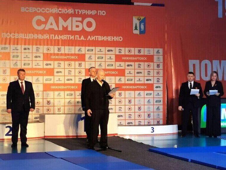 Владимир Семенов открыл турнир по самбо.