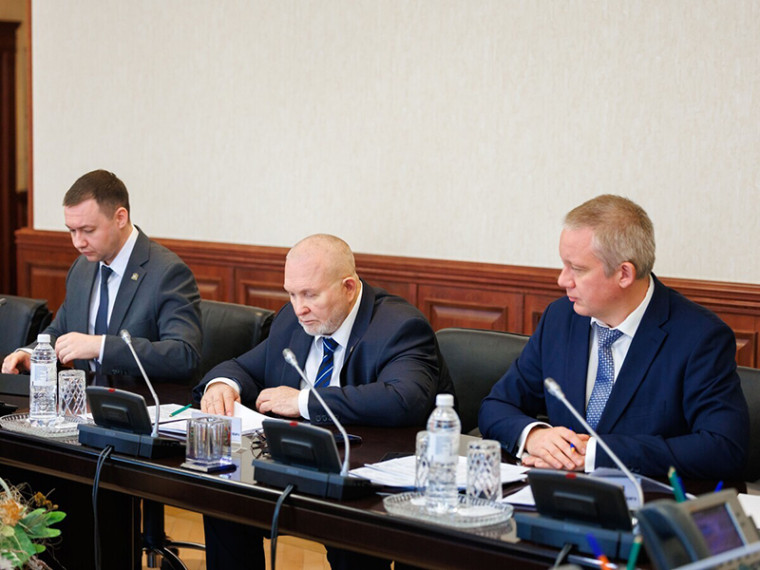 На заседании комитета.