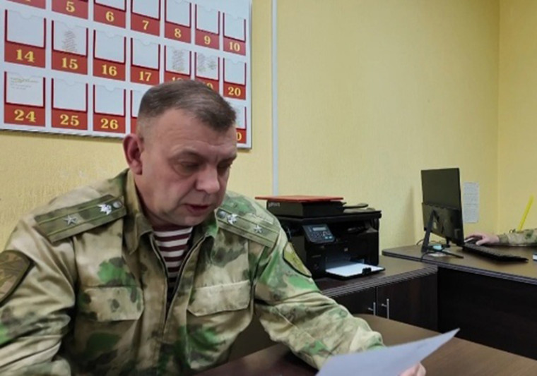 Ветеран спецоперации Евгений Соловьев обеспечивает безопасность школ Югры. Ветеран спецоперации Евгений Соловьев обеспечивает безопасность школ Югры.
