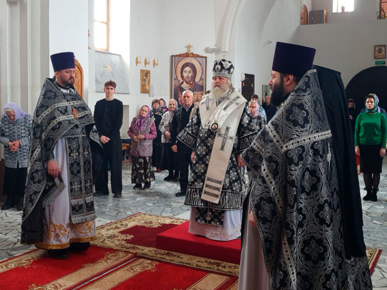 Митрополит Павел возглавил Литургию. Митрополит Павел возглавил Литургию.
